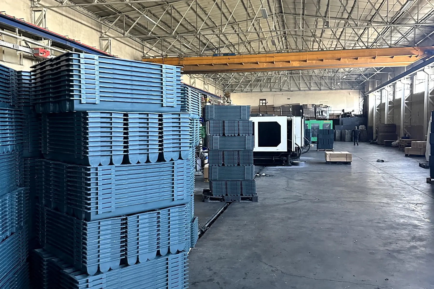 Materiais plásticos organizados em ambiente industrial