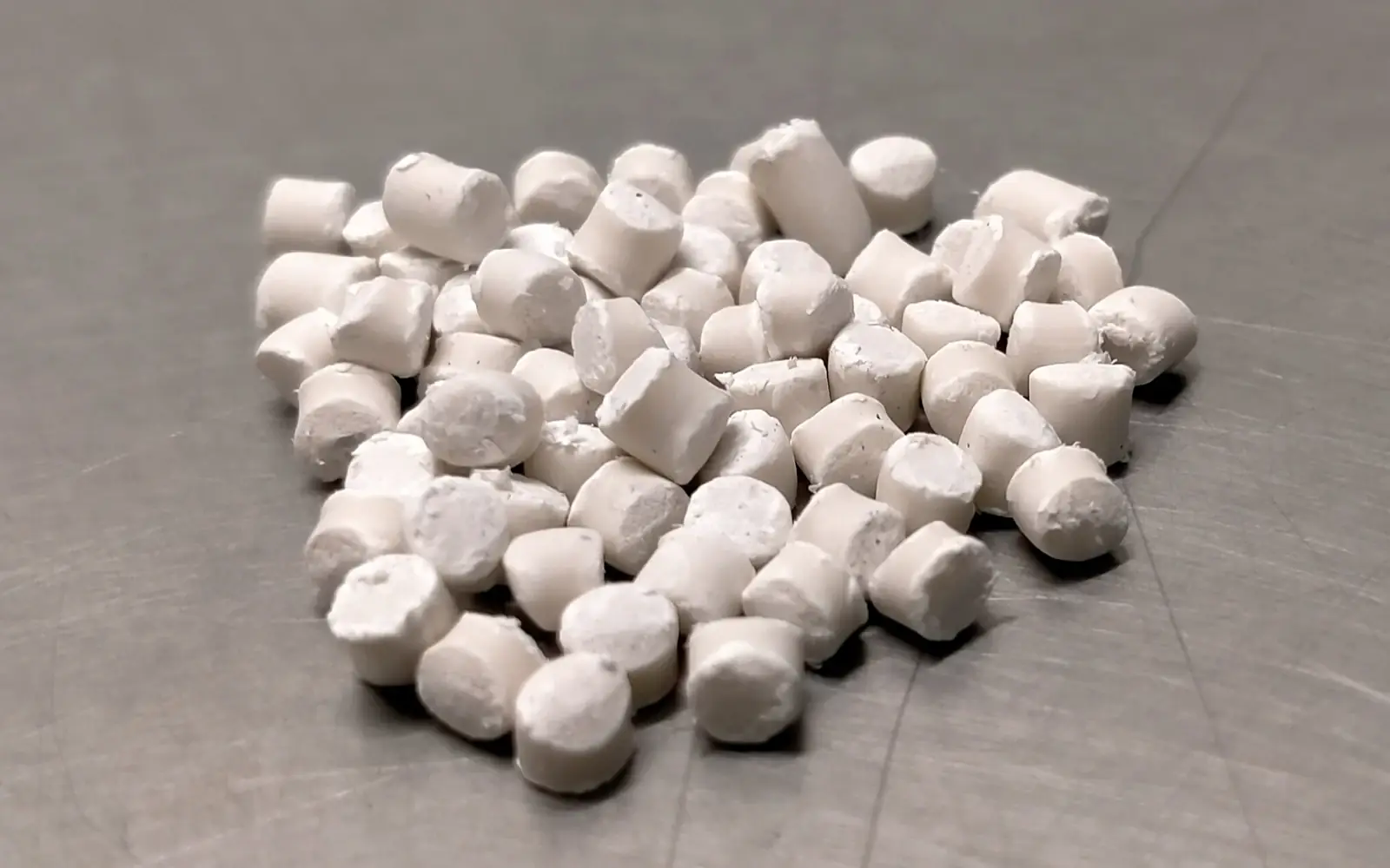 Pellets de matéria-prima plástica para avaliação de qualidade