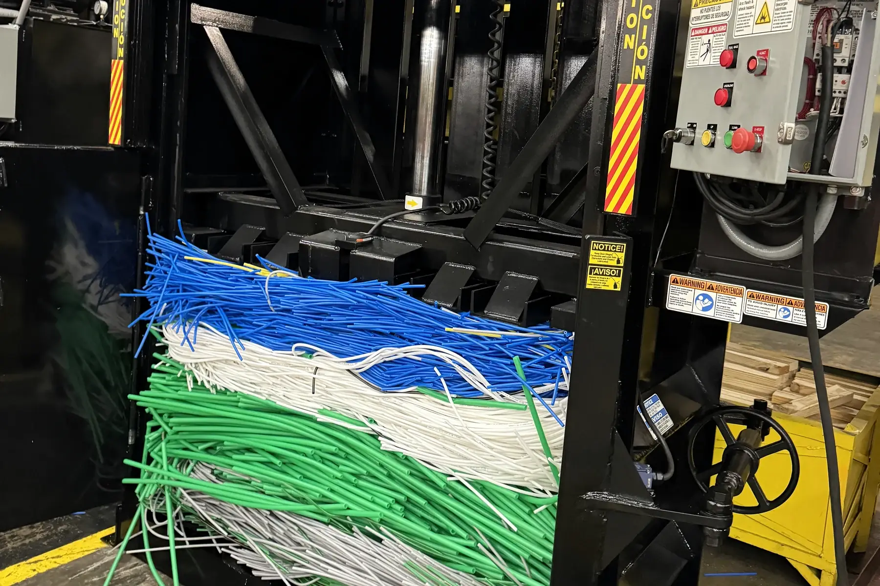 Equipamento industrial utilizado na compactação e preparação de materiais