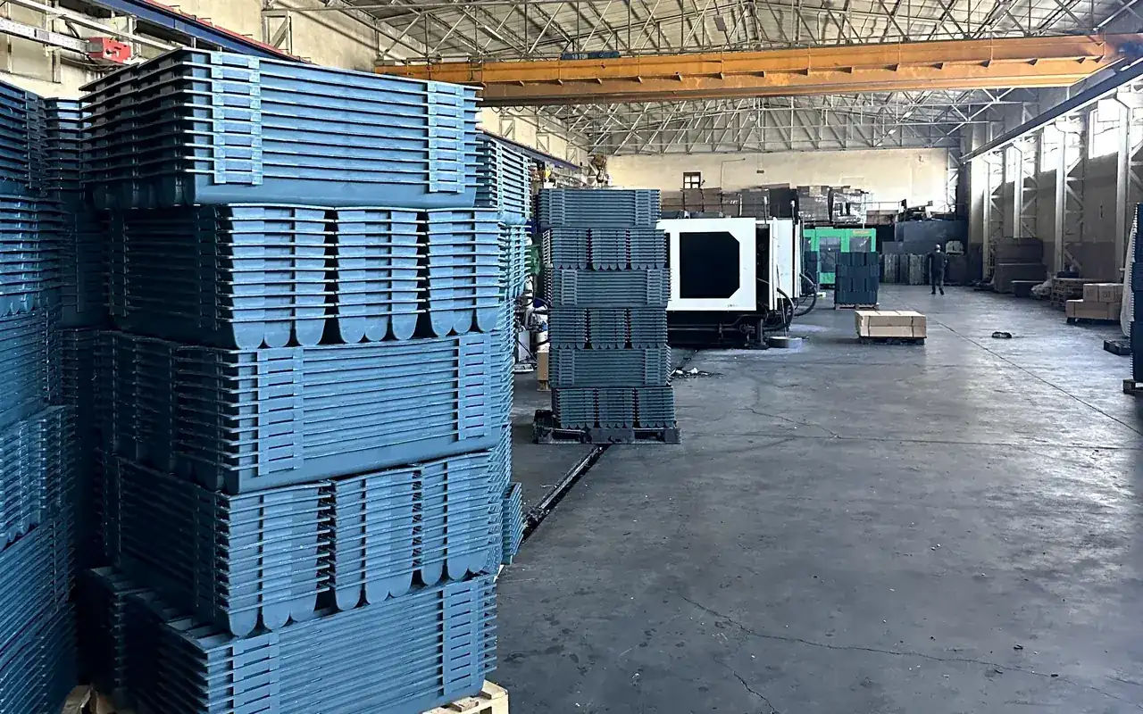 Estrutura industrial com materiais plásticos preparados para novos usos