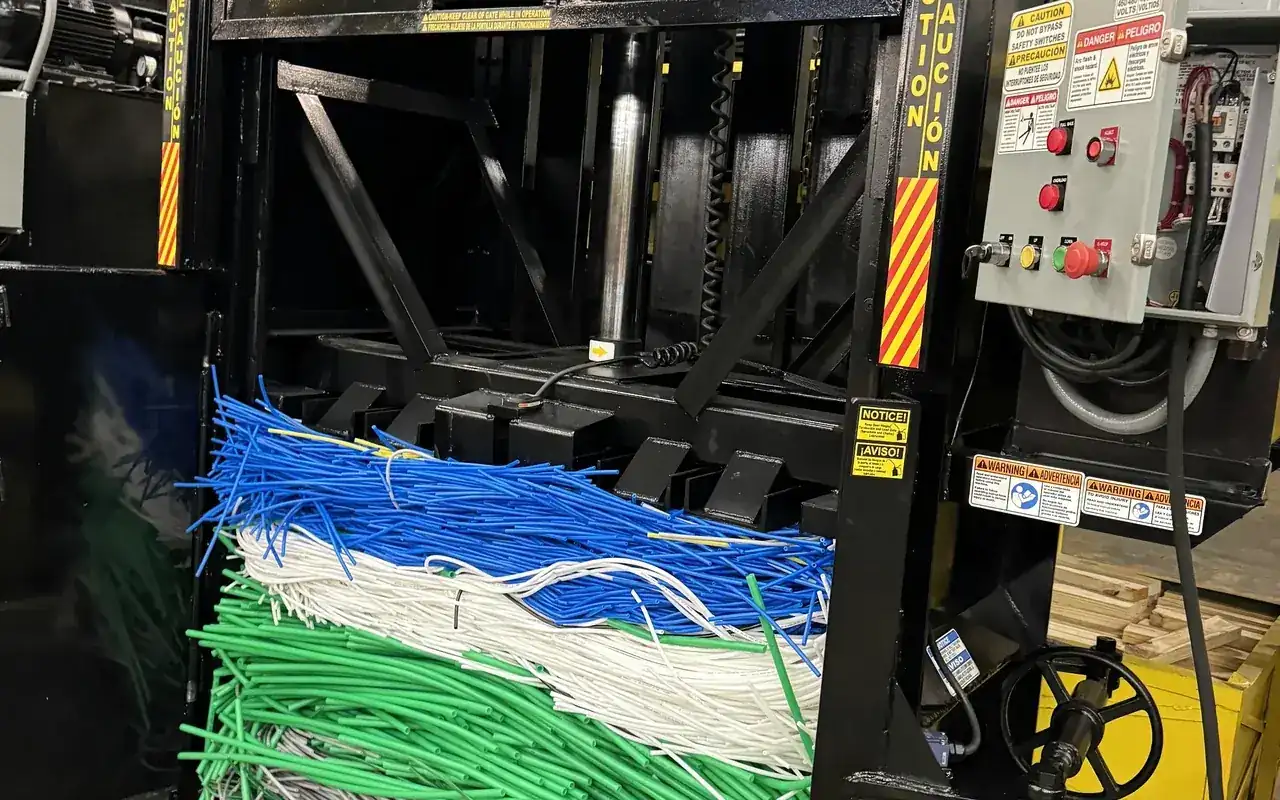 Equipamento industrial aplicado ao processamento e compactação de materiais